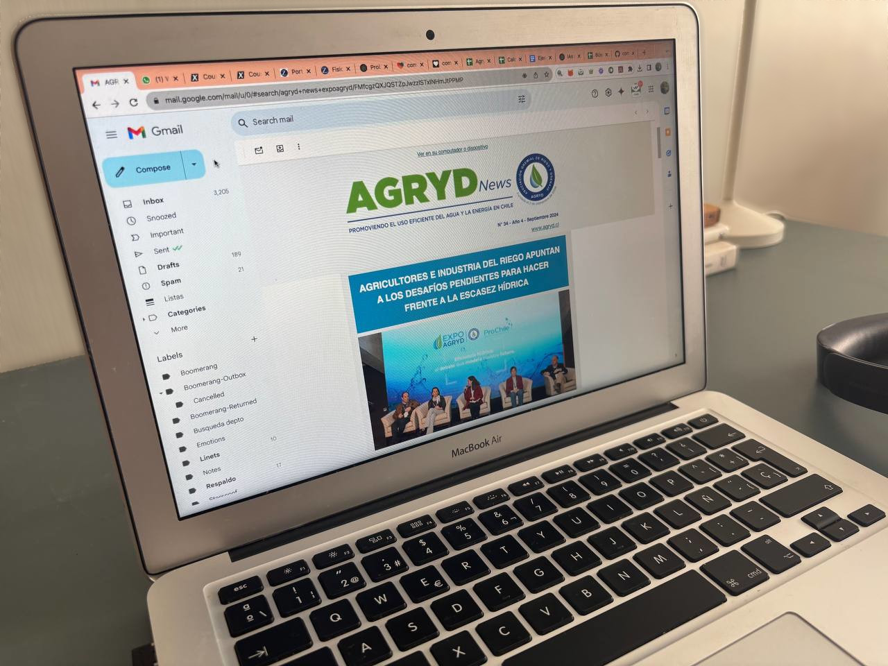 Computadora mostrando el newsletter de la Asociación Gremial de Riego y Drenaje de Chile